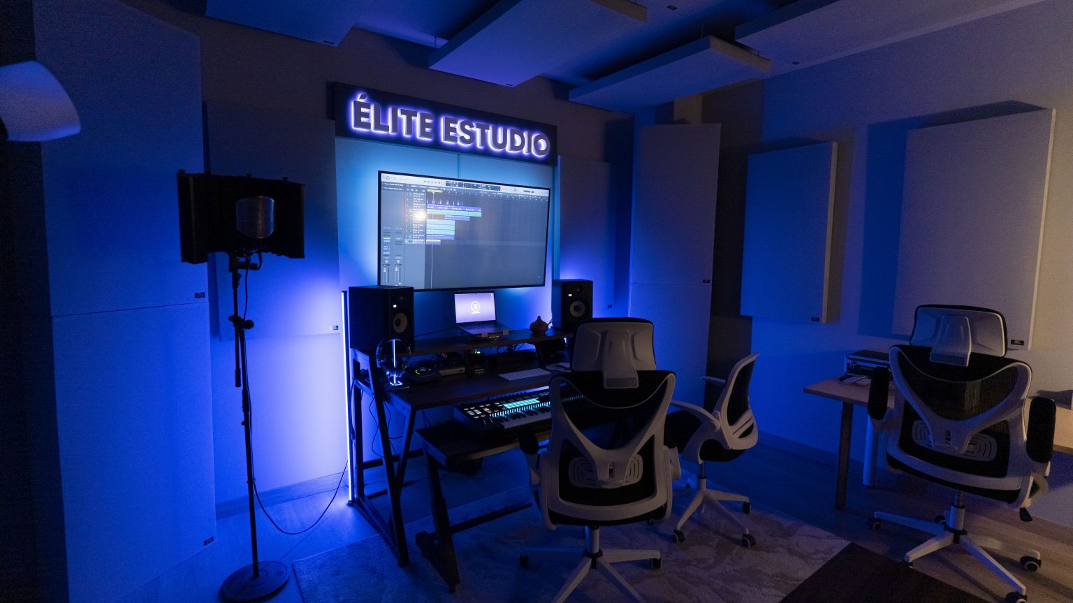 Élite Estudio Music cuenta con salas de grabación equipadas con tecnología de vanguardia.